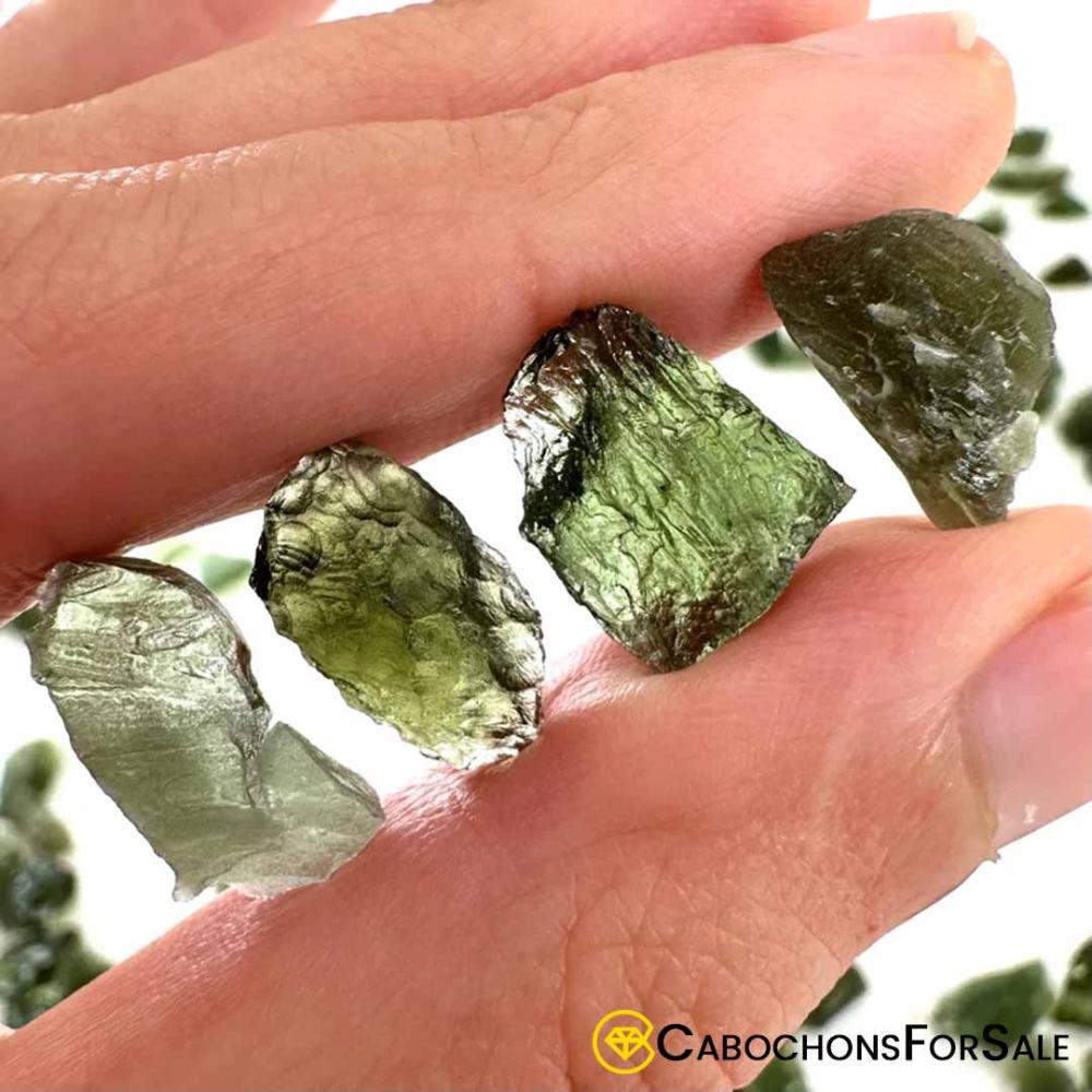 moldavite-vs-malachite-stone